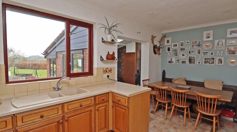 KITCHEN/DINING AREA