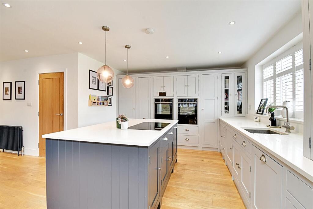 Kitchen 2.jpg
