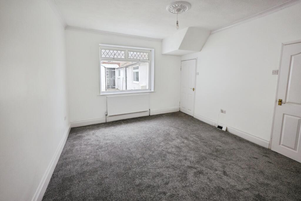 pbox-bedroom-315062.JPG