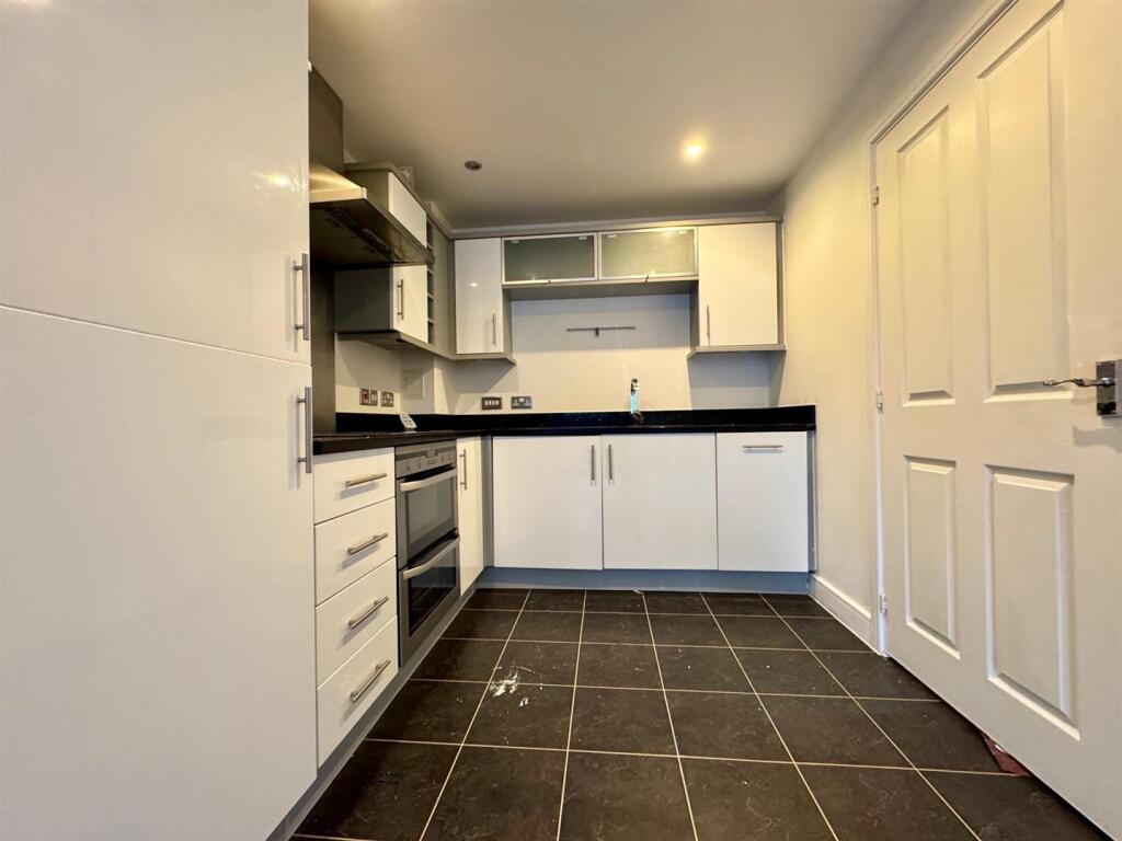 Kitchen 2.jpg