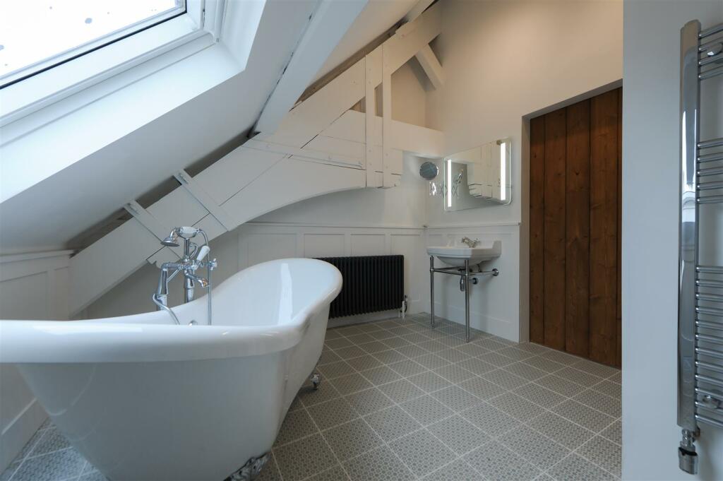 Main Bathroom.jpg