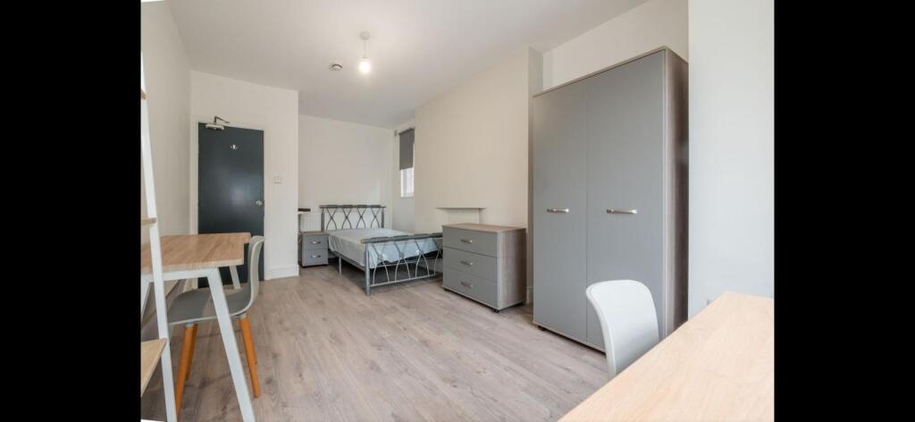 Bright, neatly presented single bedroom with a ...