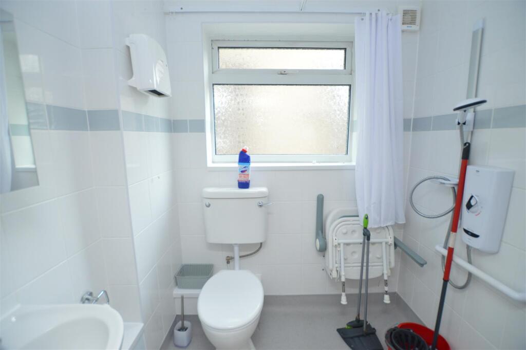 41 Bramley Close Shower.JPG