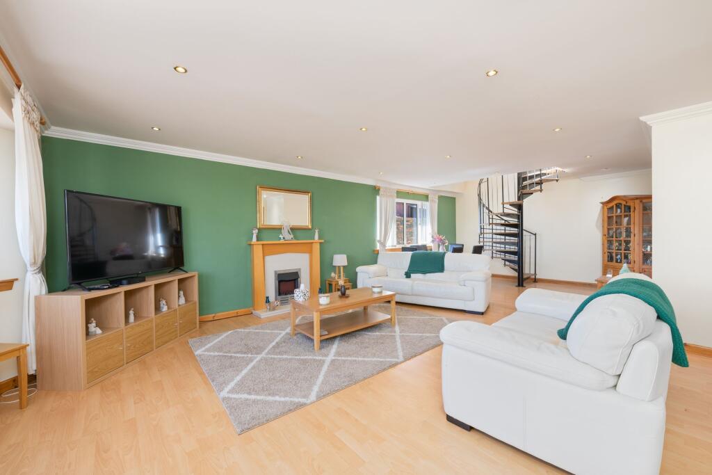 Lounge / Dining Area