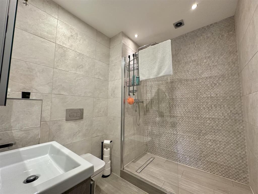FIRST FLOOR SHOWER ROOM