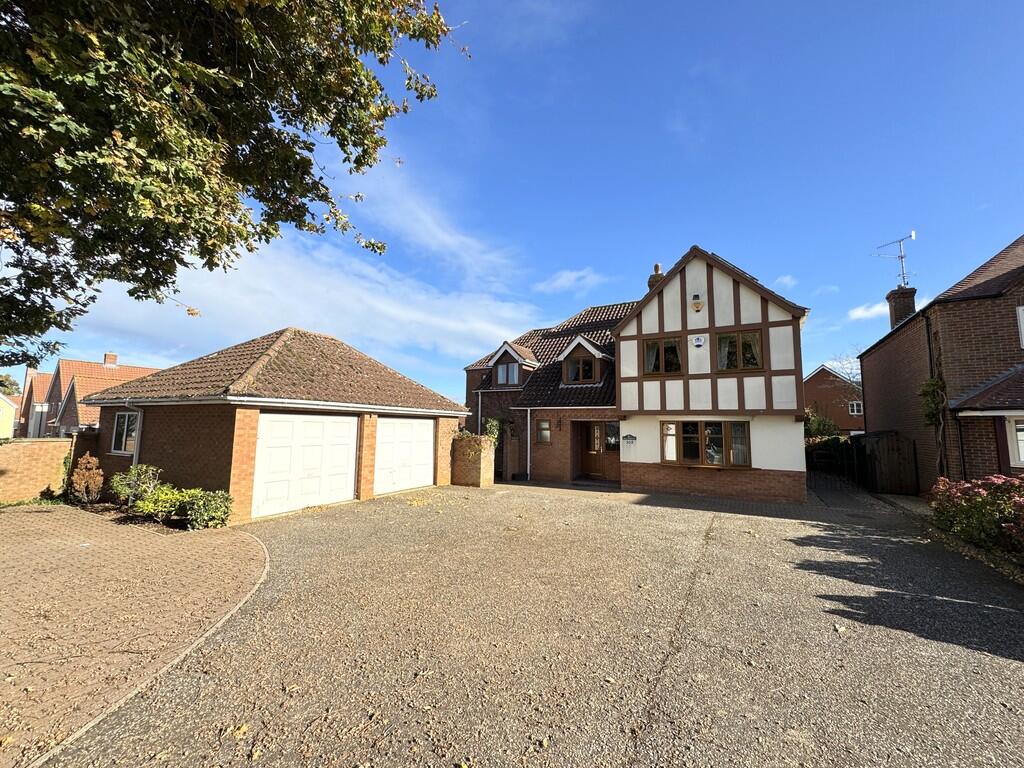 SOUTH WOOTTON - Sizeable 4 Bed Detached Residence on Sought-After Nursery Lane