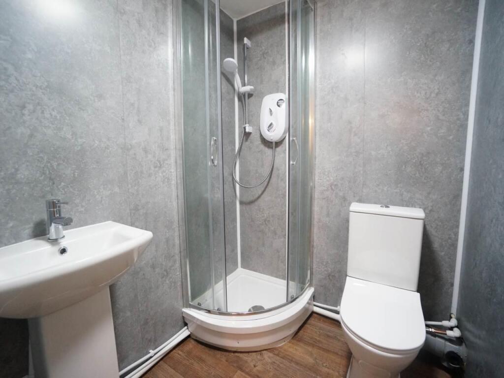 370HighStreet_Bathroom1.JPG