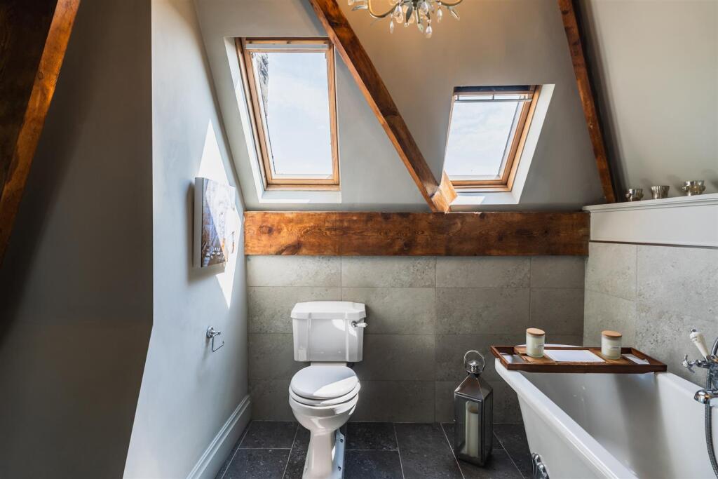 Master En-Suite Bathroom