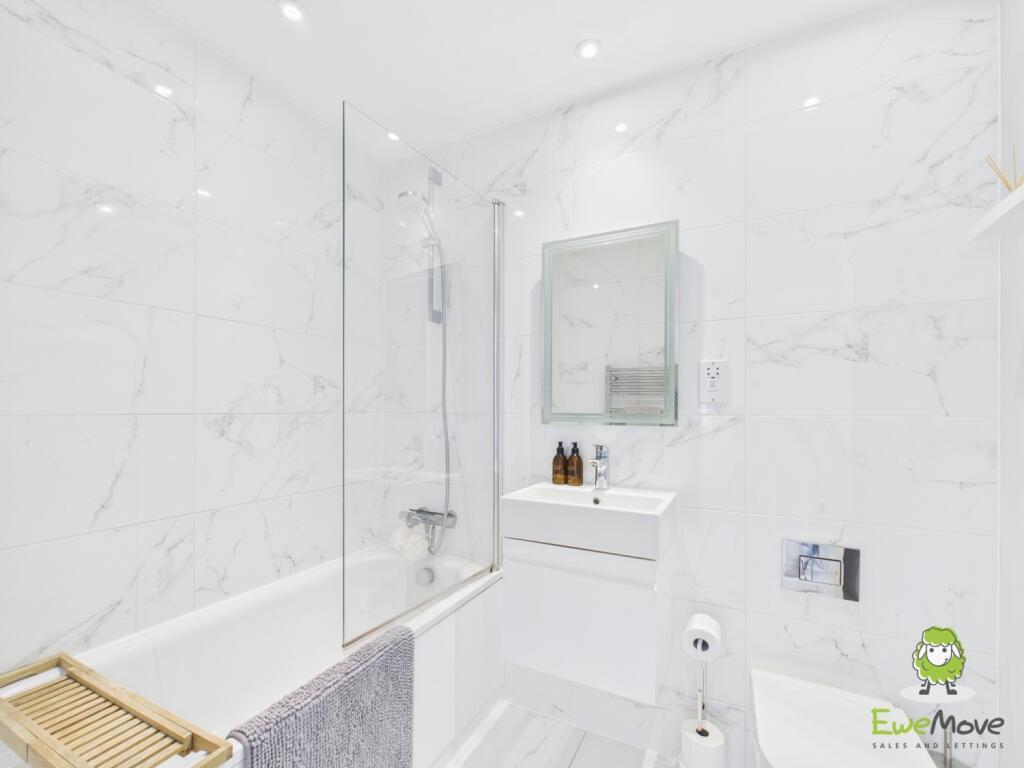 EweMove Estate Agents Basingstoke - Appian Way 