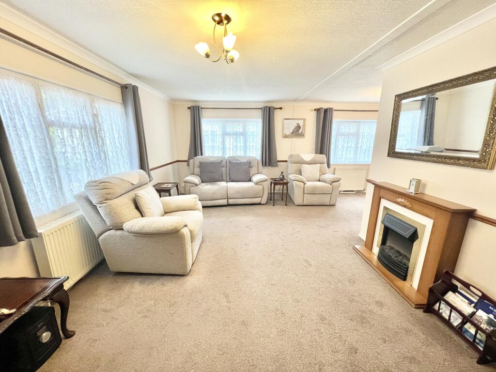 Lounge/Dining Rm