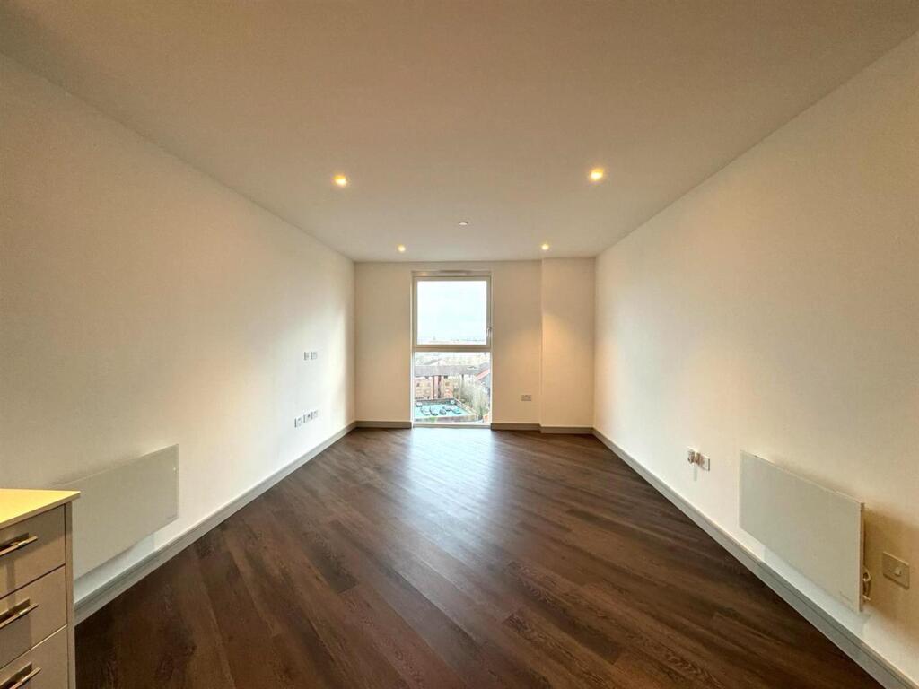 Living room pic 3.jpeg