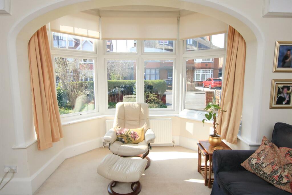 FRONT FACING LOUNGE