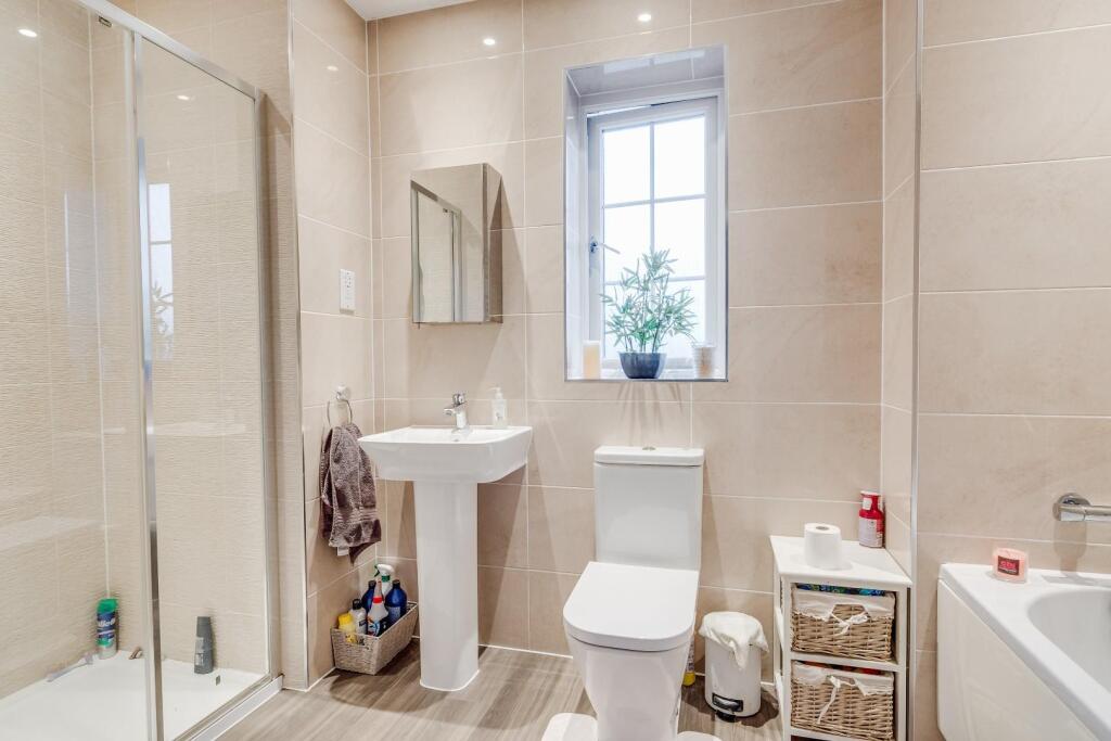 11 - family bathroom.jpg