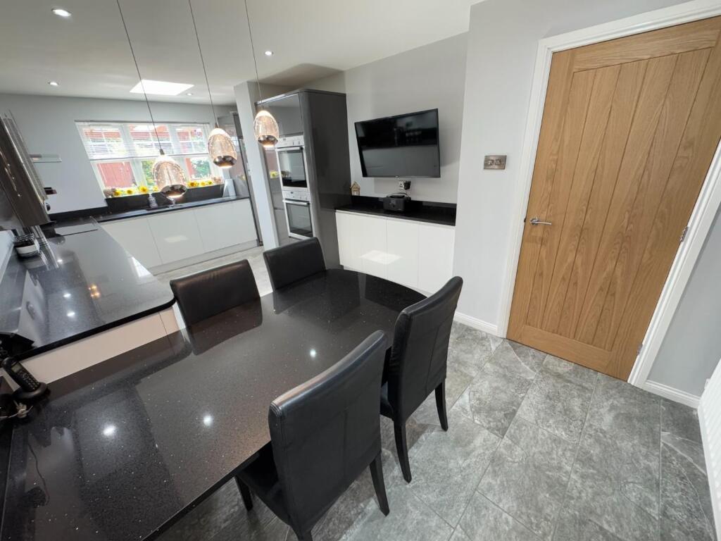 KITCHEN/BREAKFAST TOOM