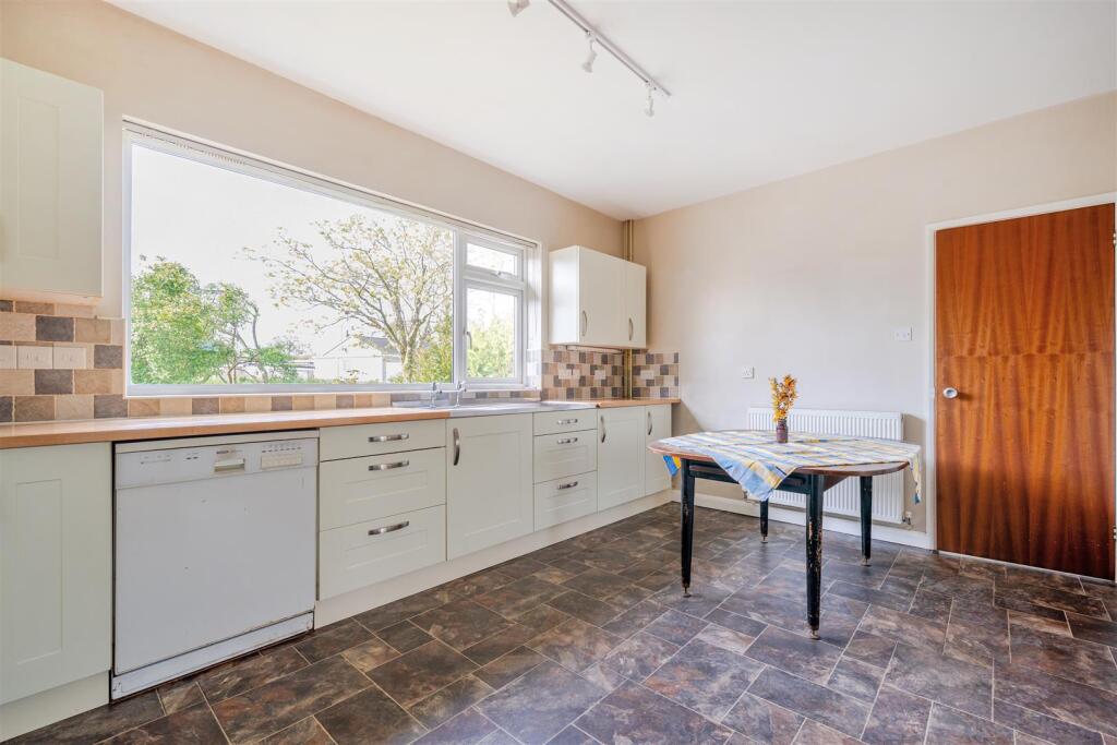 KITCHEN / DINING ROOM