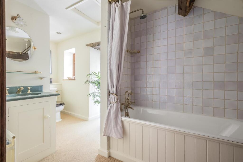 27 house bathroom 1.jpg