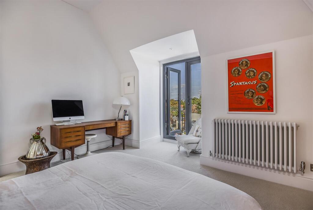 22_MSne6_Bedroom2_2doors.JPG