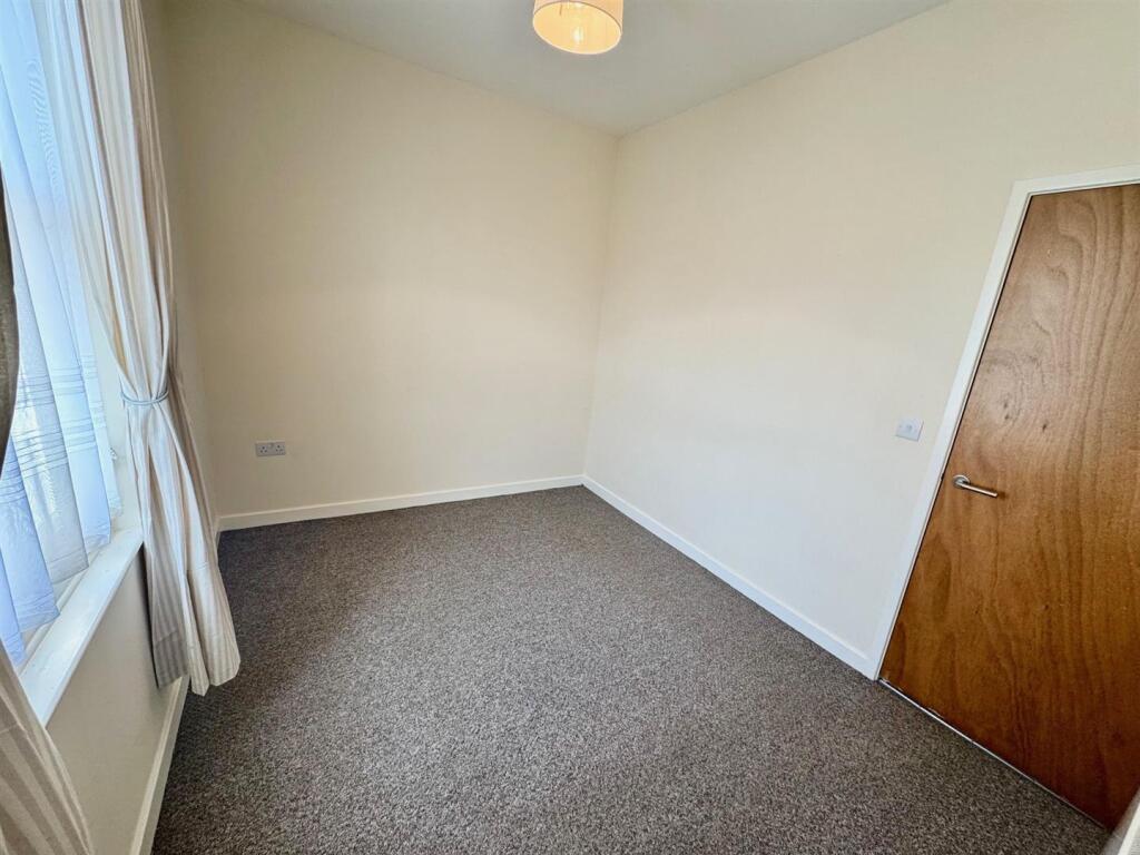 Bedroom 1b.jpg