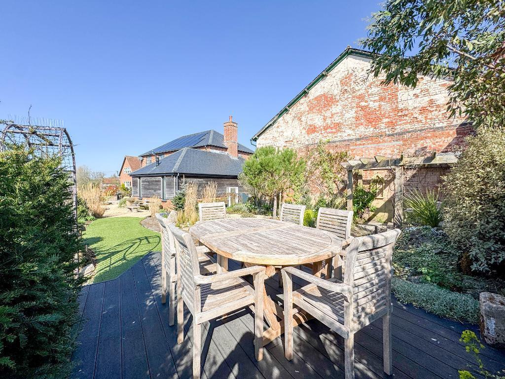 Another entertaining garden space