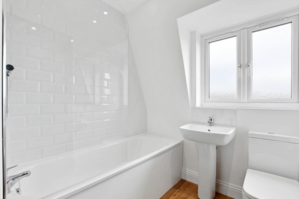 01-bbe7GCHAM - 24A Oakleigh Court - Bathroom -O...
