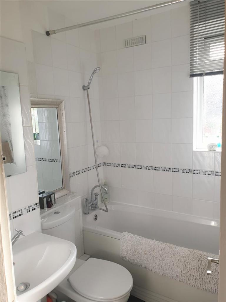209 bathroom.jpg