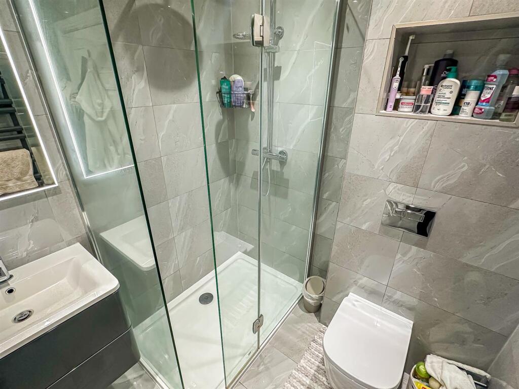 49 Wentcliffe Road shower room (1).jpg