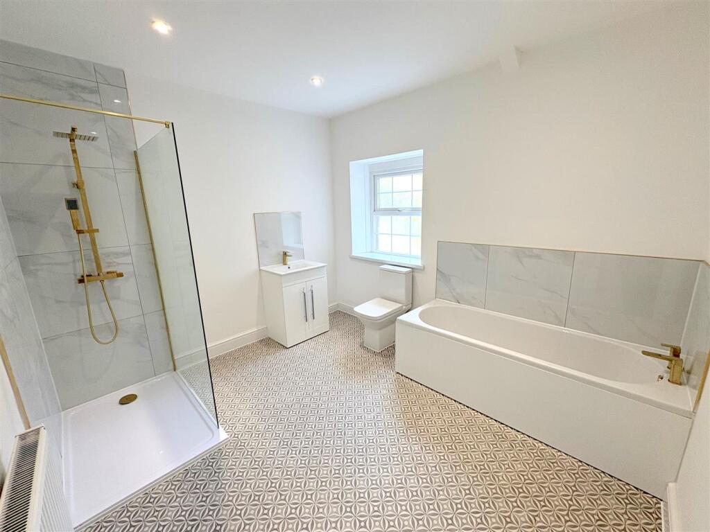 Bathroom a.jpg
