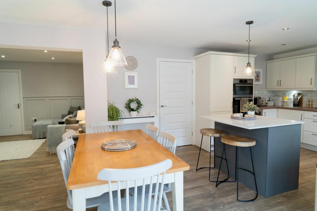 SITTING ROOM FITTED DINING KITCHEN