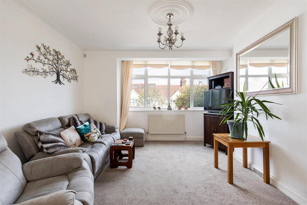 Larkshall Crescent E4