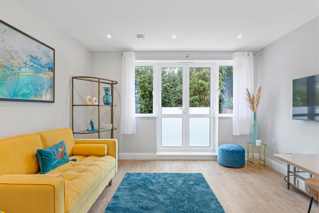 5 McLaren Court, 1 Cobham Road, KT22  9AU-18.jpg