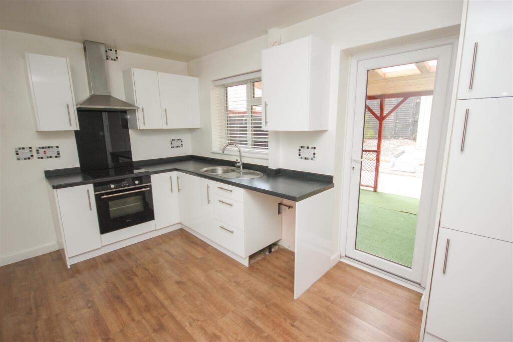 kitchen 1..jpg