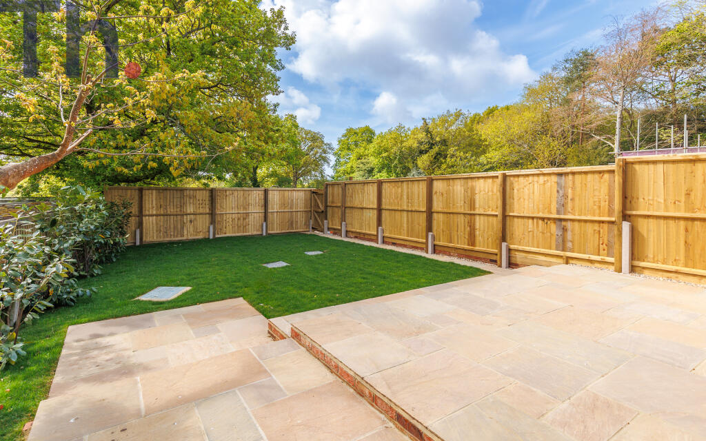 Lawned &amp; Enclosed Rear Garden