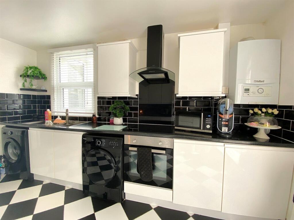 21 North Rd - Kitchen2.jpg