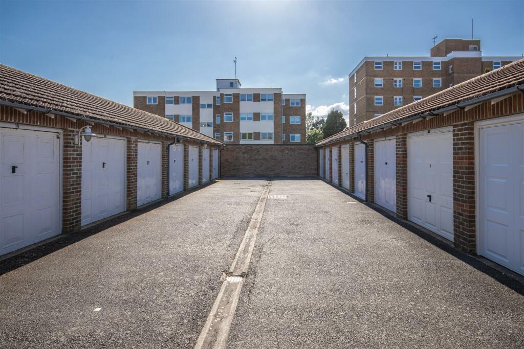 GARAGE/PARKING