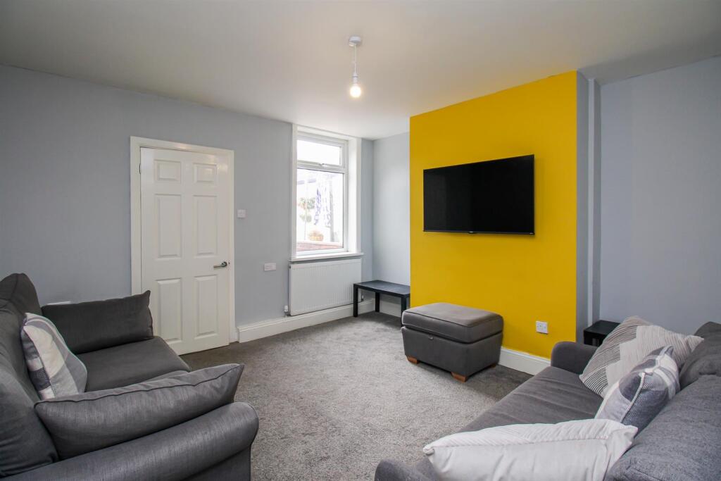 DINING/SITTING ROOM