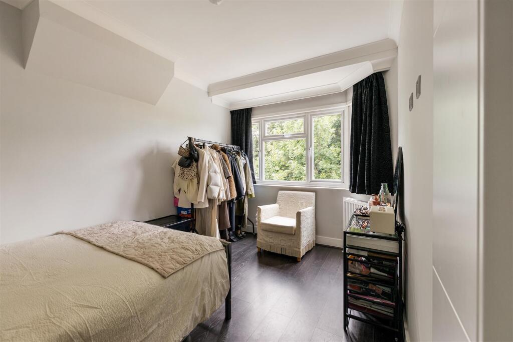 Brackley Square, IG8