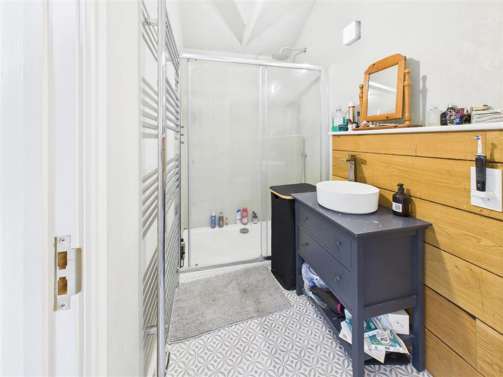 bathroom b.jpg