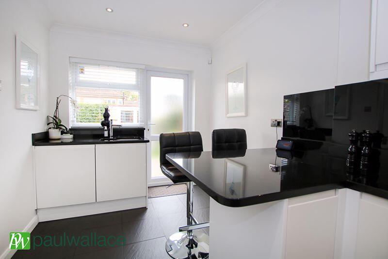 Kitchen &amp; Breakfast Bar