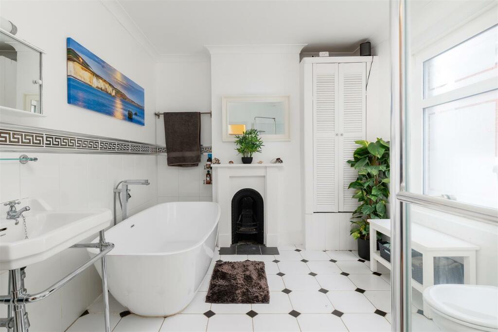 Bathroom 1.jpg