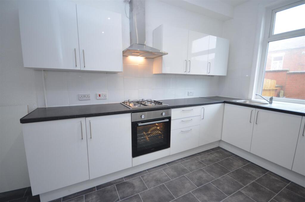 FITTED KITCHEN