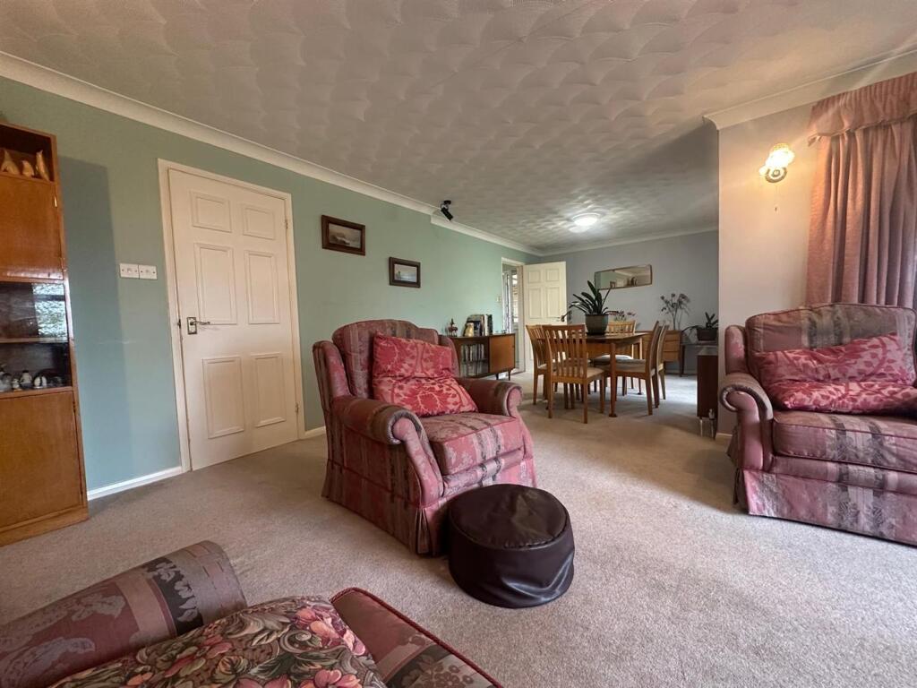 Sitting Room/ Dining Room