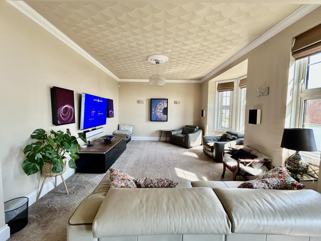 .Lounge / Dining Room