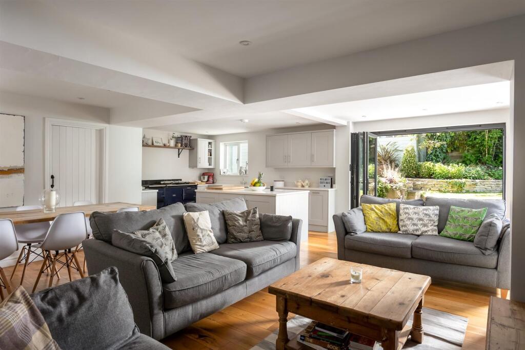 27 - Hilary Cottage - GL7 4HT - Web.jpg