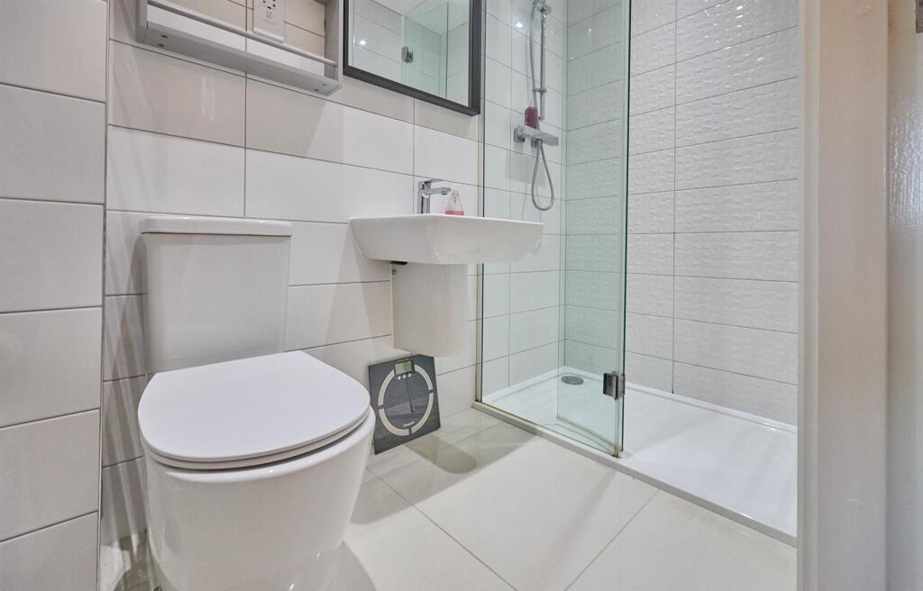 EN SUITE SHOWER ROOM