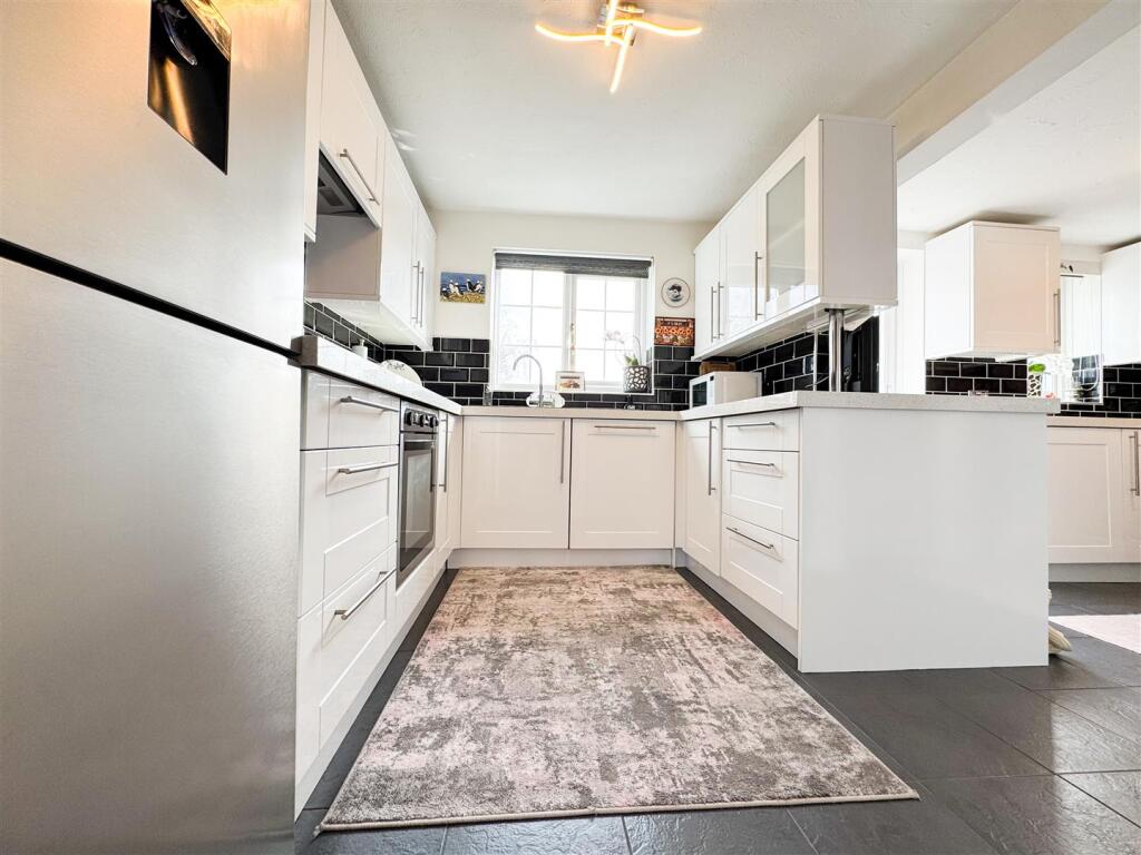 KITCHEN BREAKFAST ROOM