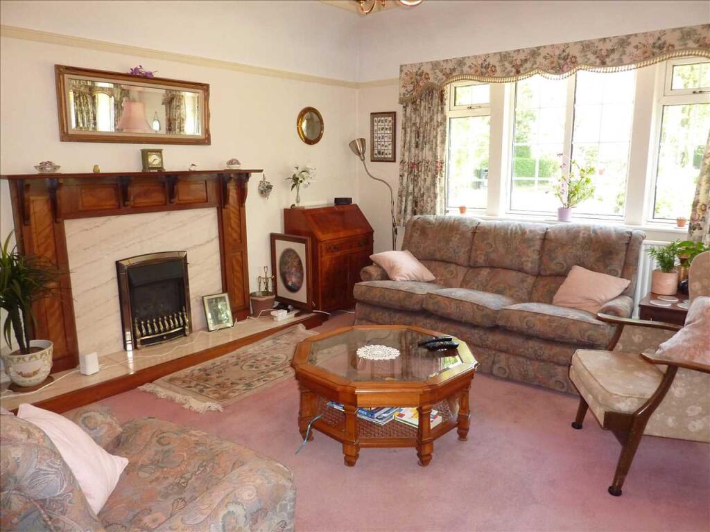 SITTING/DINING ROOM