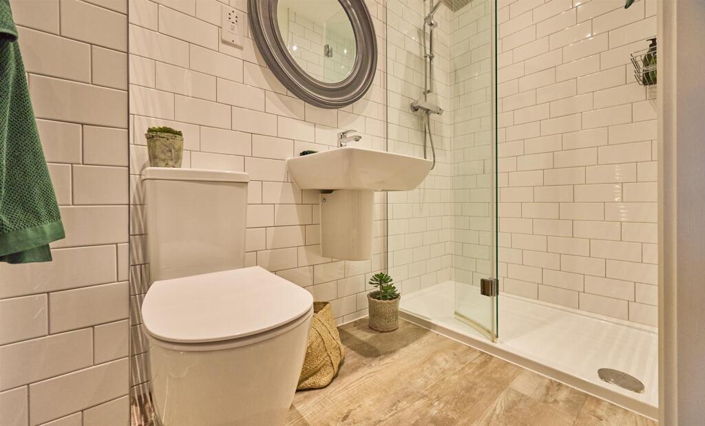 EN-SUITE SHOWER ROOM