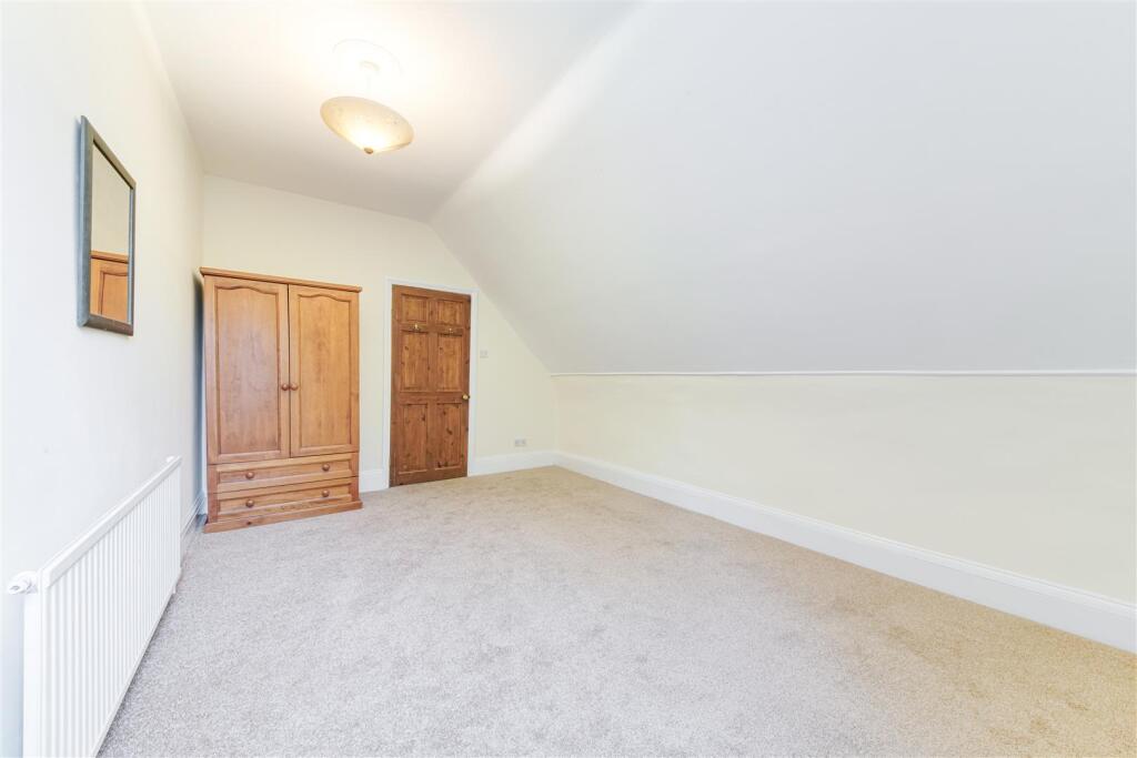 UPPER TOLLINGTON PARK, N4-10.JPG