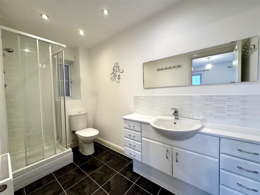 EN-SUITE SHOWER ROOM
