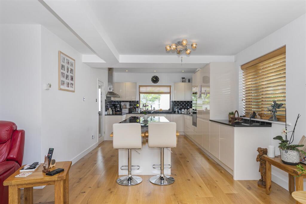 Kitchen 1.jpg